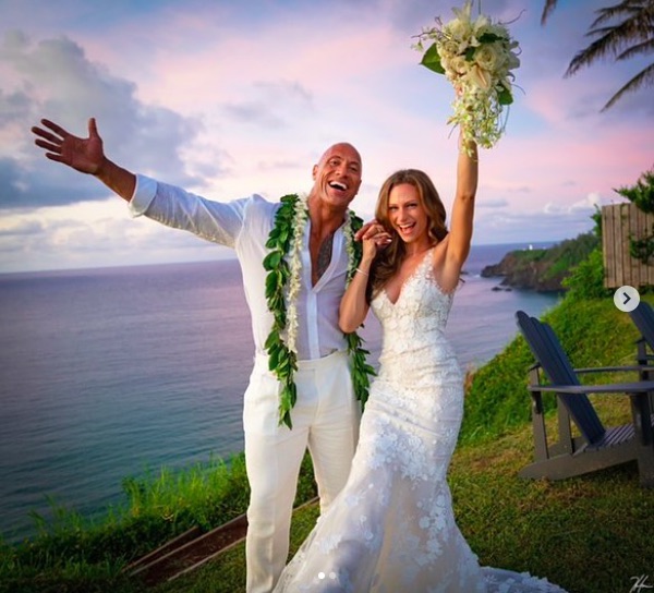 ハワイで挙式したドウェイン・ジョンソンとローレンさん（画像は『therock　2019年8月19日付Instagram「We do.」』のスクリーンショット）