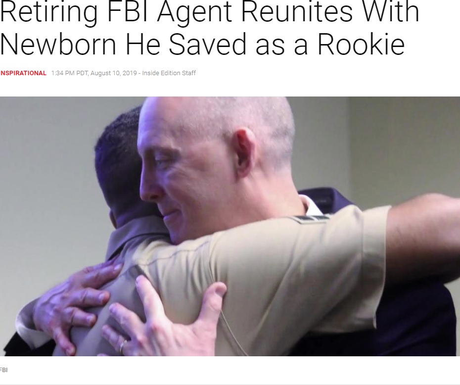 22年ぶりの再会を果たしたFBI捜査官（右）と男性（画像は『Inside Edition　2019年8月10日付「Retiring FBI Agent Reunites With Newborn He Saved as a Rookie」（FBI）』のスクリーンショット）