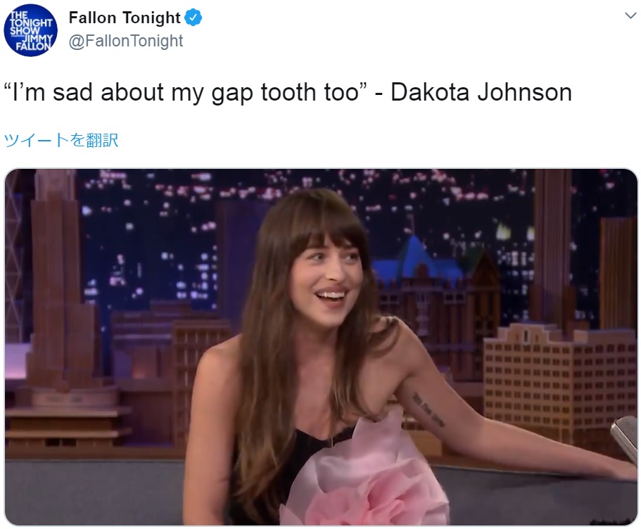 自身の前歯について熱く語るダコタ・ジョンソン（画像は『Fallon Tonight　2019年8月7日付Twitter「“I’m sad about my gap tooth too” - Dakota Johnson」』のスクリーンショット）