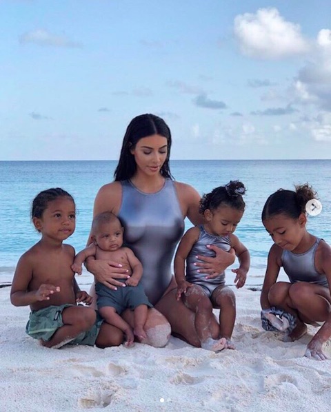 キム・カーダシアンと4人の子供達（画像は『Kim Kardashian West　2019年8月21日付Instagram「Bahamas Pics Coming Up!」』のスクリーンショット）