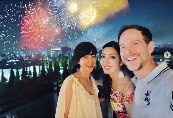 花火鑑賞をするアンミカ夫妻と滝川クリステル（画像は『Mika Ahn　2019年8月8日付Instagram「いろんな季節にいろんな経験を共にした、大切な友達が、幸せになった」』のスクリーンショット）