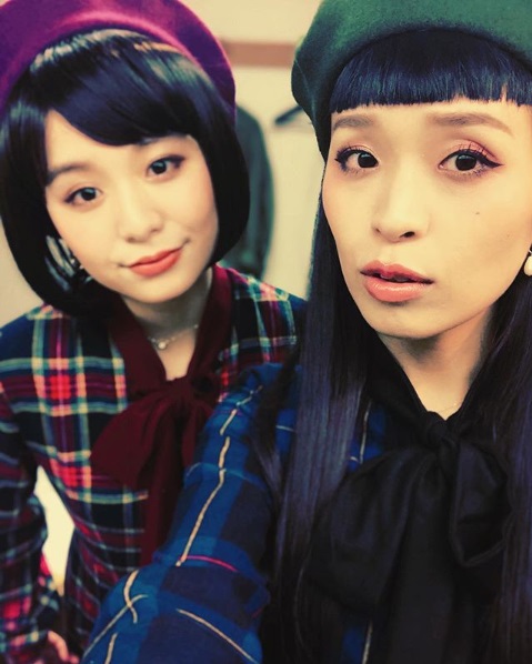 姉妹音楽ユニット「チャラン・ポ・ランタン」妹のもも（左）と姉の小春（画像は『Koharu〈Charan Po Rantan〉　 2019年2月4日付Instagram「今更冬服衣装出したんだけど」』のスクリーンショット）
