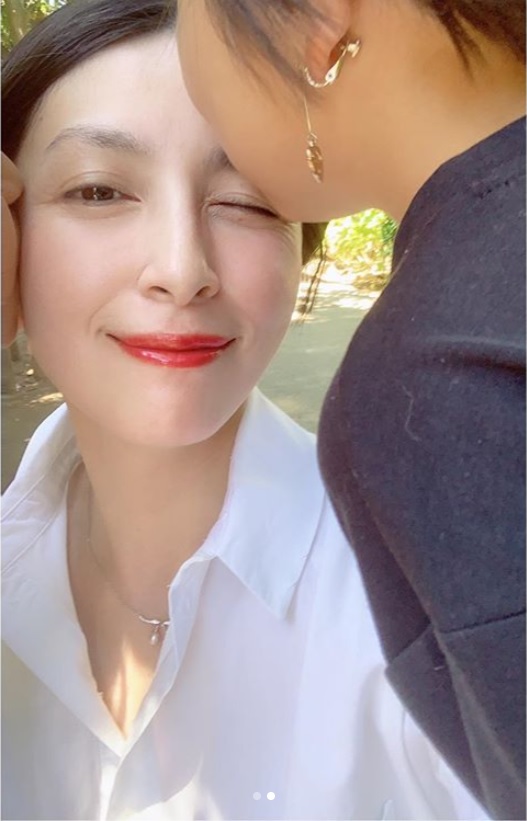娘2人に祝福された奥菜恵（画像は『Megumi Okina 奥菜恵　2019年8月6日付Instagram「夫は早朝からドラマロケのため、3人でランチ」』のスクリーンショット）