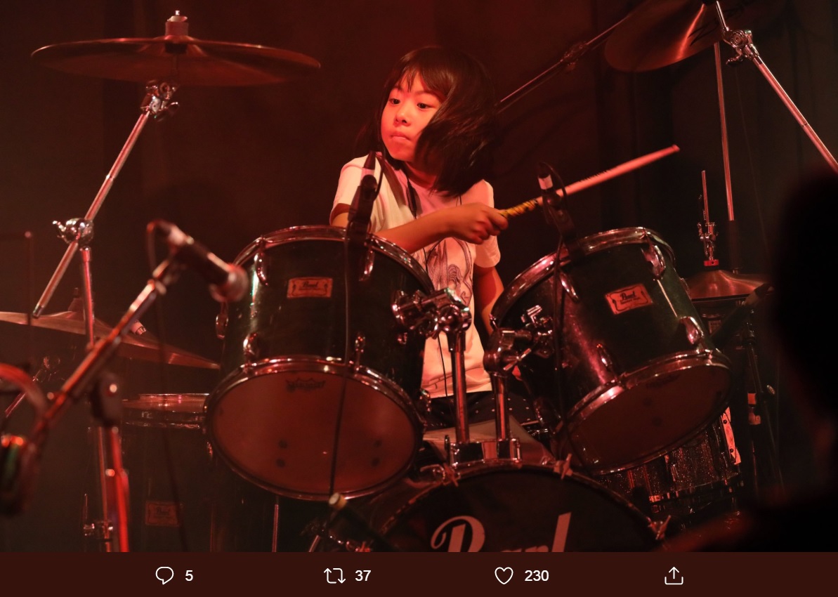 よよかのドラムプレイにLUNA SEA真矢も舌を巻く（画像は『YOYOKA（9 year old drummer）　2019年8月24日付Twitter「まだ内容は発表できませんが、9月も家族バンド“かねあいよよか”のライブがあります」』のスクリーンショット）