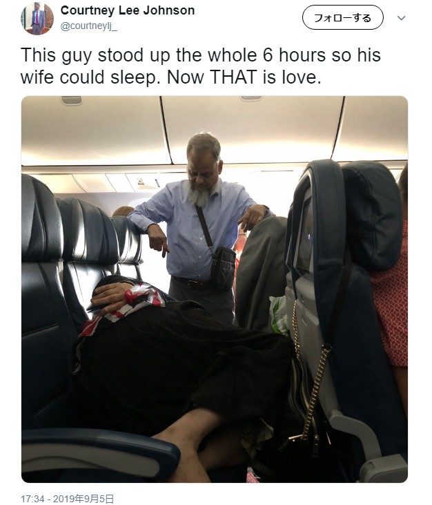 妻のために席を譲り6時間立ったままの男性（画像は『Courtney Lee Johnson　2019年9月5日付Twitter「This guy stood up the whole 6 hours so his wife could sleep.」』のスクリーンショット）