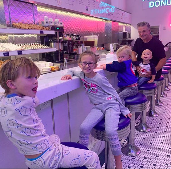 4人の子供達とアレック・ボールドウィン（画像は『Hilaria Thomas Baldwin　2019年9月14日付Instagram「Saturday treats!」』のスクリーンショット）