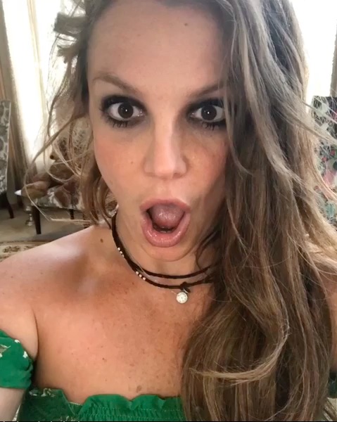 ブロンドヘアからイメチェンしたブリトニー（画像は『Britney Spears　2019年9月4日付Instagram「Same faces, same dress, new hair !!!!!」』のスクリーンショット）