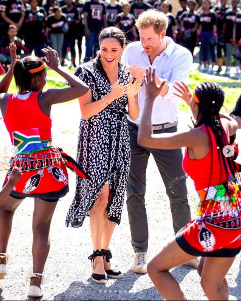 地元の人々と交流を図るヘンリー王子夫妻（画像は『Duke and Duchess of Sussex　2019年9月23日付Instagram「South Africa」』のスクリーンショット）