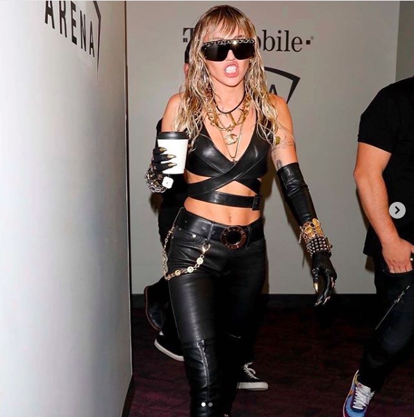 破局直後も渾身のパフォーマンスを見せたマイリー（画像は『Miley Cyrus　2019年9月22日付Instagram「“I hate talkin shit but uhhhhh”」』のスクリーンショット）