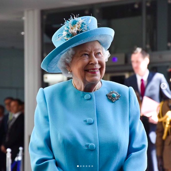 観光客をジョークで騙していたエリザベス女王（画像は『The Royal Family　2019年5月23日付Instagram「The Queen today visited ＠British_Airways, which will reach its centenary on 25 August.」』のスクリーンショット）