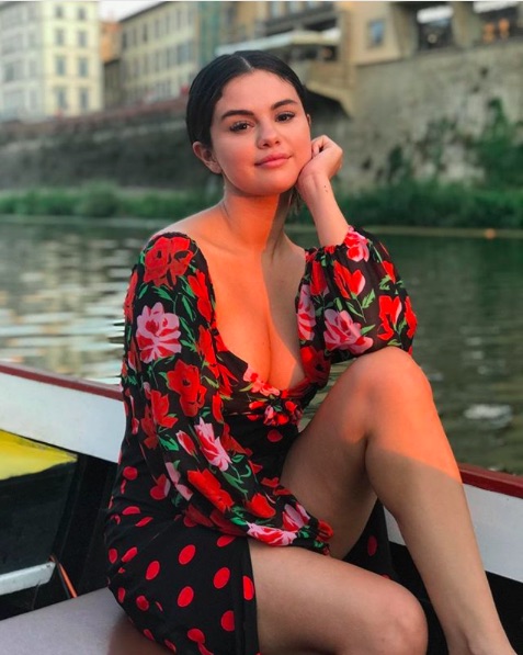 テキサス州の母校をサプライズ訪問したセレーナ（画像は『Selena Gomez　2019年7月26日付Instagram「Me, Italy -trying desperately to look like a Fellini film」』のスクリーンショット）