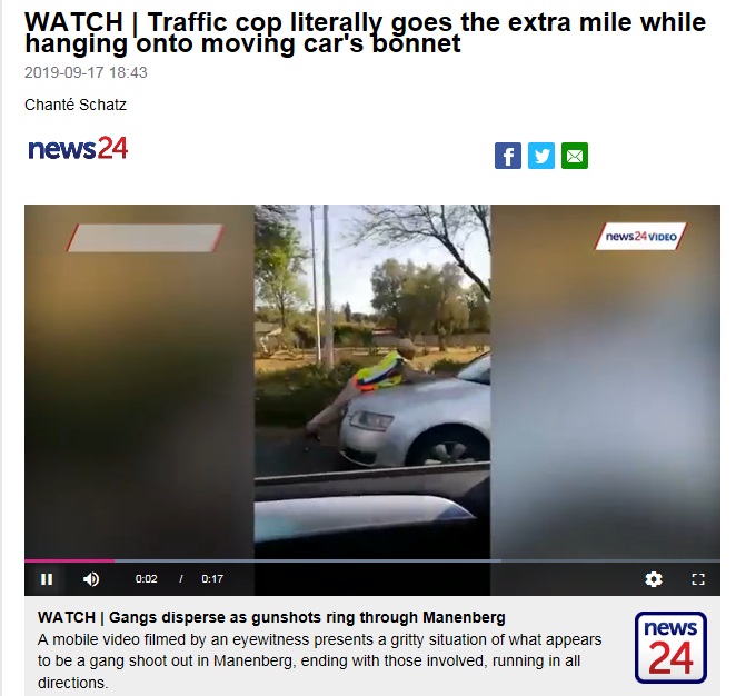 車にしがみつく警察官（画像は『News24　2019年9月17日付「WATCH | Traffic cop literally goes the extra mile while hanging onto moving car’s bonnet」』のスクリーンショット）
