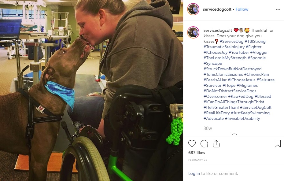 脳に損傷を負った女性をサポートする犬（画像は『Service Dog Colt　2019年2月25日付Instagram「Thankful for kisses. Does your dog give you kisses？」』のスクリーンショット）