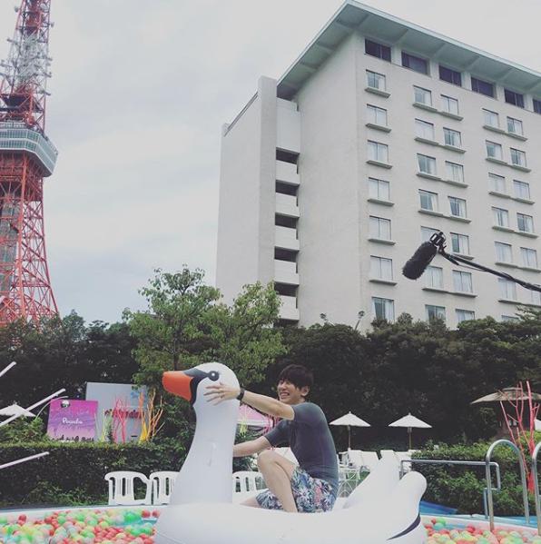 白鳥の巨大浮き輪に乗る古市憲寿（画像は『古市憲寿　2019年8月30日付Instagram「プール来た！ ＃東京プリンスホテル」』のスクリーンショット）