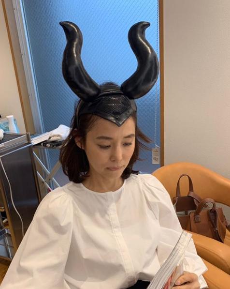 マレフィセントのヘッドドレスをかぶる石田ゆり子（画像は『石田ゆり子　2019年9月17日付Instagram「マレフィセントのヘッドドレスをいただいたので とりあえずはかぶってみました」』のスクリーンショット）