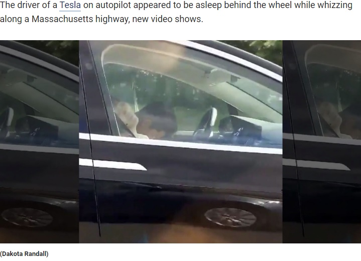 居眠り？　前を見ないで走行するドライバー（画像は『Fox News　2019年9月9日付「Tesla driver apparently caught sleeping at the wheel going 60 mph」（Dakota Randall）』のスクリーンショット）
