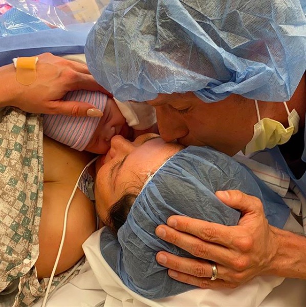 妻ローレンさんをキスで労うニック・カーター（画像は『Nick Carter　2019年10月9日付Instagram「To my incredibly strong wife...」』のスクリーンショット）