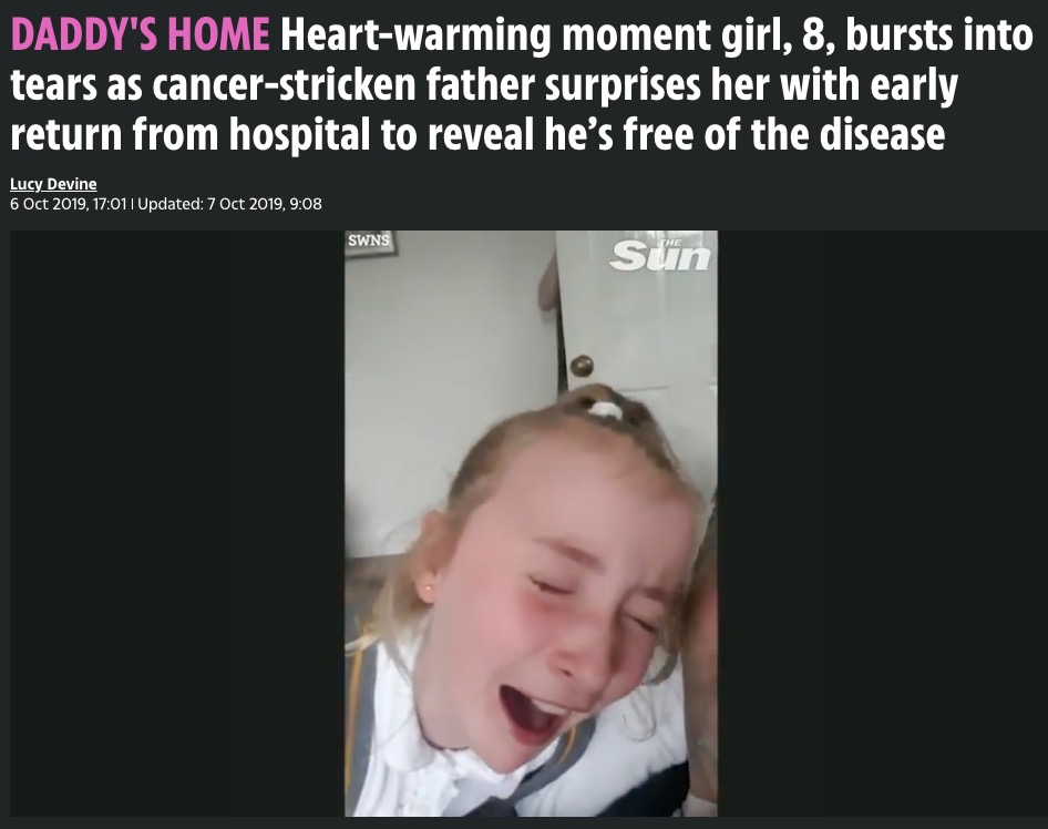突然の父の退院に嬉し泣きが止まらない8歳の少女（画像は『The Sun　2019年10月7日付「DADDY’S HOME Heart-warming moment girl, 8, bursts into tears as cancer-stricken father surprises her with early return from hospital to reveal he’s free of the disease」（SWNS）』のスクリーンショット）
