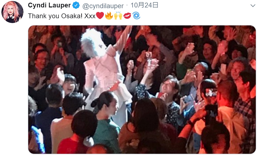 シンディ・ローパーのライブで盛り上がるグランキューブ大阪（画像は『Cyndi Lauper　2019年10月24日付Twitter「Thank you Osaka! Xxx」』のスクリーンショット）