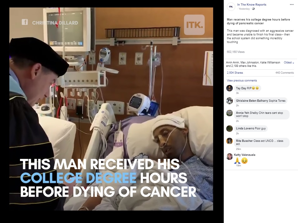 亡くなる数時間前に卒業証書を手にした男性（画像は『In The Know Reports　2019年10月15日付Facebook「Man receives his college degree hours before dying of pancreatic cancer」』のスクリーンショット）