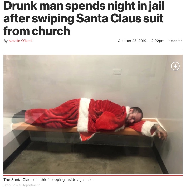 独房で眠るサンタの服を着た窃盗犯（画像は『New York Post　2019年10月23日付「Drunk man spends night in jail after swiping Santa Claus suit from church」（Brea Police Department）』のスクリーンショット）