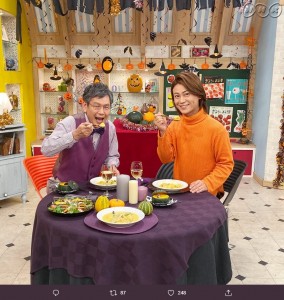 出来上がった料理を前に、後藤繁榮アナと氷川きよし（画像は『NHKきょうの料理公式　2019年10月30日付Twitter「【生放送終了】氷川さんのハロウィーンディナー、いかがでしたか？」』のスクリーンショット）