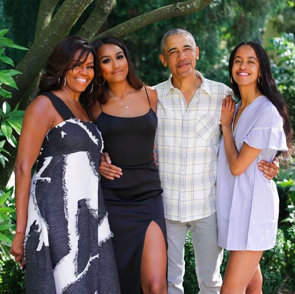 左からミシェル夫人、次女サーシャさん、オバマ氏、長女マリアさん（画像は『Michelle Obama　2019年11月27日付Instagram「From our family to yours, ＃HappyThanksgiving!」』のスクリーンショット）