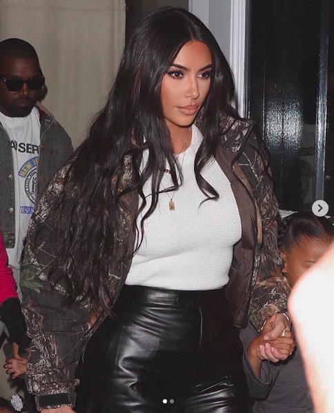 40歳の誕生日までに痩せることを誓ったキム・カーダシアン（画像は『Kim Kardashian West　2019年10月26日付Instagram「NYC」』のスクリーンショット）
