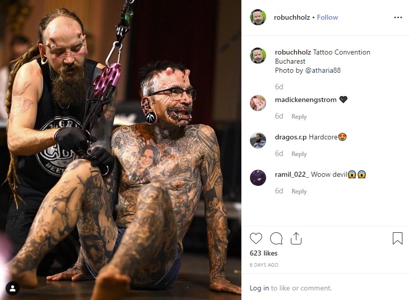 全身にタトゥーが施されているロルフさん（画像は『Rolf Buchholz　2019年11月4日付Instagram「Tattoo Convention Bucharest」』のスクリーンショット）