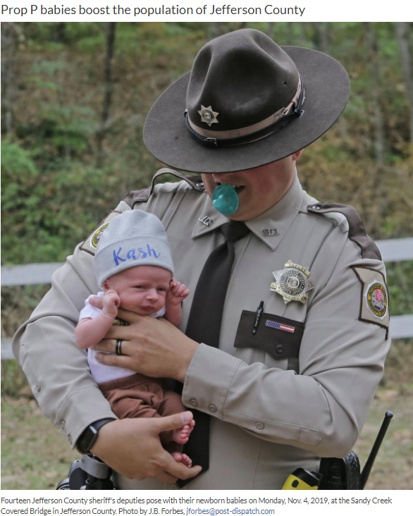 小さな赤ちゃんと保安官の父（画像は『St. Louis Post-Dispatch　2019年11月5日付「Deputy dads: Jefferson County law enforcement sees 17 babies born this year」（Photo by J.B. Forbes）』のスクリーンショット）