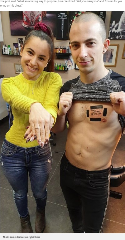 胸にタトゥーでプロポーズの言葉を入れた男性（右）と婚約した女性（画像は『Gloucestershire Live　2019年11月9日付「Incredible proposal tattoo done in the name of love in Gloucester studio」』のスクリーンショット）