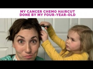 【海外発！Breaking News】卵巣がんで化学療法を始めた母の髪を4歳娘がカット（米）＜動画あり＞