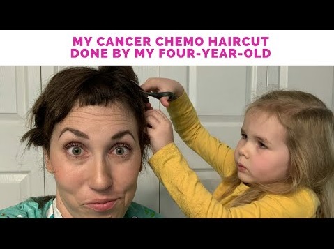 真剣な表情で母の髪を切る娘（画像は『Emilie Orton　2019年10月25日公開 YouTube「Cancer Chemo Haircut by My Four Year Old」』のサムネイル）