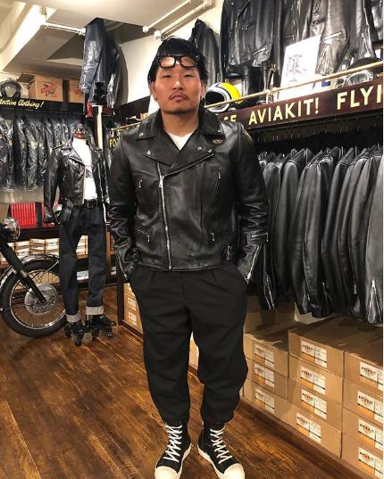 稲垣啓太選手のライダースジャケット姿（画像は『keita inagaki　2019年10月26日付Instagram「＠lewisleathersjapan さんにオーダーしていたライダースが完成したとの事で受け取りに行きました。」』のスクリーンショット）