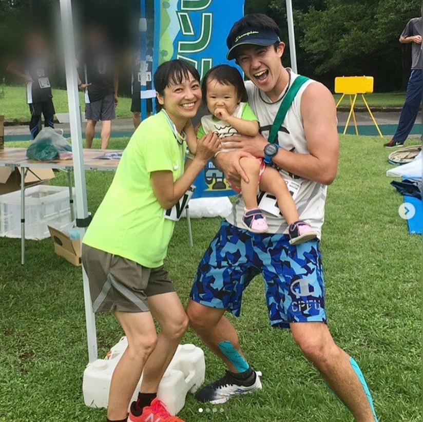金田朋子・森渉夫妻と2歳の長女（画像は『金田朋子　2019年7月13日付Instagram「いつかみんなでマラソン大会出たーい」』のスクリーンショット）