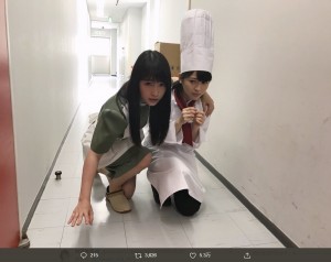 『崖っぷちホテル！』で共演した川栄李奈と浜辺美波（画像は『川栄李奈　2018年5月2日付Twitter「こ、こ、これは、、。」』のスクリーンショット）