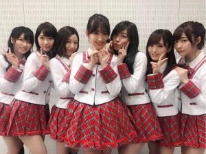 AKB48時代の小嶋陽菜：中央（画像は『小嶋陽菜　2017年3月31日付Instagram「AKB48がMステに初めて出演した曲「スカート、ひらり」当時の衣装を着て歌いました」』のスクリーンショット）