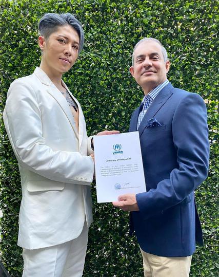 UNHCR親善大使・2期目の任命証書を受領するMIYAVI（画像は『Miyavi Lee Ishihara　2019年11月26日付Instagram「Received the certificate of continuation toward the 2nd term of being an ambassador for UNHCR from Indrika Ratwatte, Asia and the Pacific Bureau Director in Bangkok, Thailand.」』のスクリーンショット）