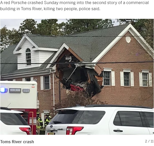 2階に突っ込んだポルシェ（画像は『NJ.com　2019年11月11日付「Porsche crashes into second story of building, killing 2, police say」（Ed Murray | NJ Advance Media for NJ.com）』のスクリーンショット）