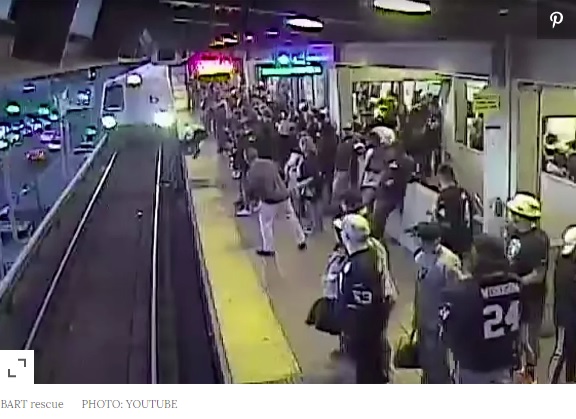 男性が救出される様子（画像は『PEOPLE.com　2019年11月4日付「Amazing Video Shows Moment Transit Worker Saves Man from Getting Hit by Speeding Train」（PHOTO:YOUTUBE）』のスクリーンショット)