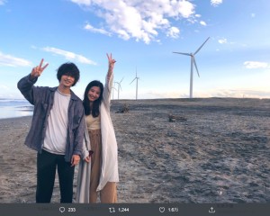 ピースサインする横浜流星と吉高由里子（画像は『吉高由里子　2019年11月24日付Twitter「映画無事クランクアップしました！」』のスクリーンショット）