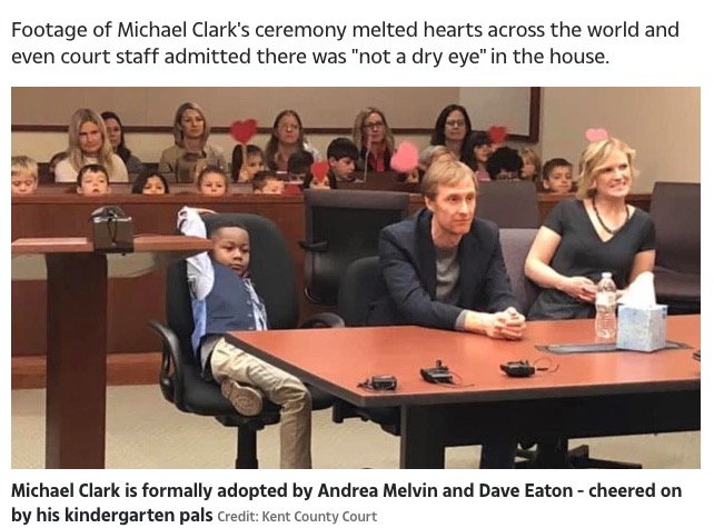 5歳男児と里親が並ぶ養子縁組の聴聞会で（画像は『The Sun　2019年12月6日付「‘NOT A DRY EYE’ Boy, five, brings entire kindergarten class to witness his adoption hearing as he sits next to his foster parents」（Credit: Kent County Court）』のスクリーンショット）