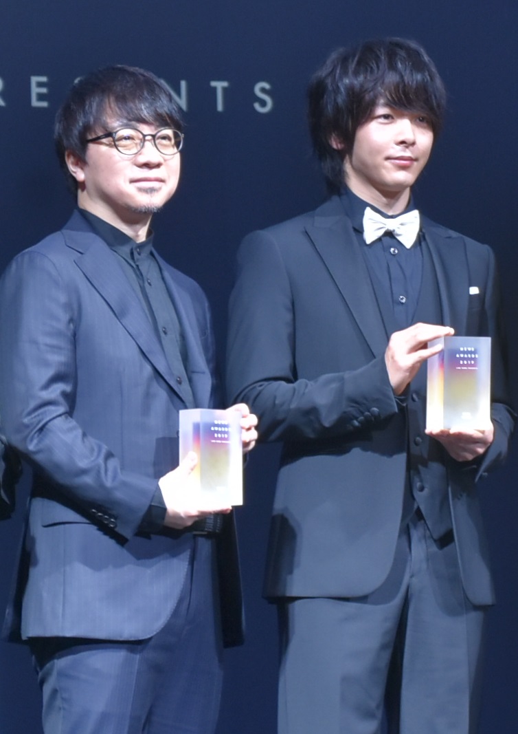 『LINE NEWS AWARDS 2019』受賞者の新海誠監督と俳優・中村倫也