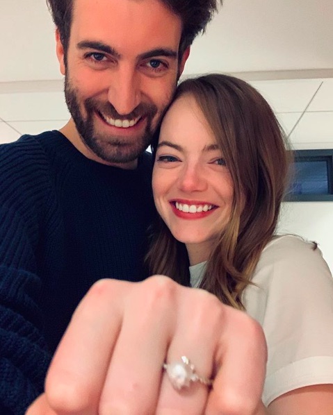 SNL脚本家との婚約を公表したエマ・ストーン（画像は『davemccary　2019年12月4日付Instagram』のスクリーンショット）