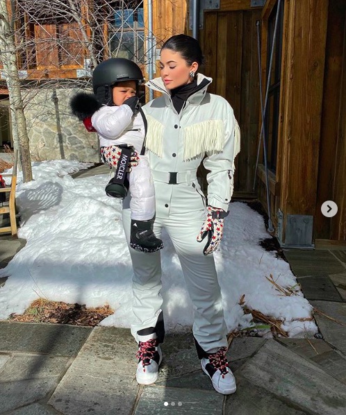 初のスノートリップに出かけたカイリー＆ストーミーちゃん（画像は『Kylie　2019年12月6日付Instagram「storm’s first snow trip」』のスクリーンショット）