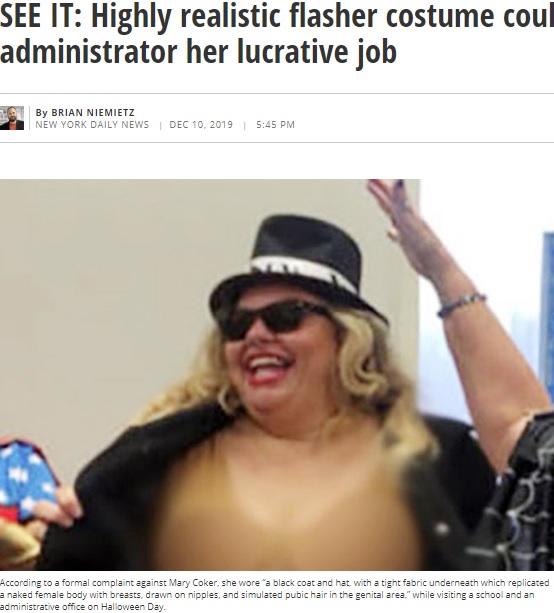 仮装パーティを楽しむ女性（画像は『NY Daily News　2019年12月10日付「SEE IT: Highly realistic flasher costume could cost school administrator her lucrative job」』のスクリーンショット）