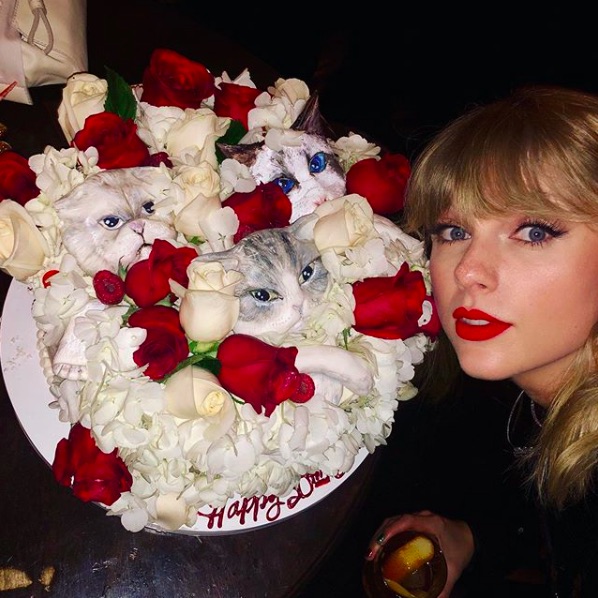 特製の“キャット・ケーキ”で祝福されたテイラー（画像は『Taylor Swift　2019年12月14日付Instagram「Fur real guys this was my cake」』のスクリーンショット）