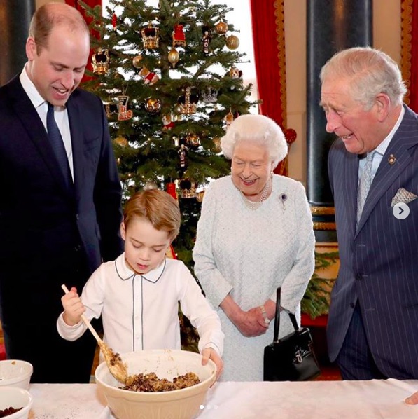 曾祖母と祖父、父に見守られ、プディング作りを楽しむジョージ王子（画像は『The Royal Family　2019年12月21日付Instagram「Four generations of The Royal Family have come together to support The Royal British Legion’s ‘Together at Christmas’ initiative.」』のスクリーンショット）