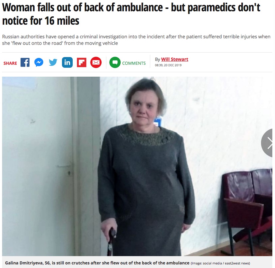 救急車のバックドアから外に放り出された女性（画像は『Mirror　2019年12月20日付「Woman falls out of back of ambulance - but paramedics don’t notice for 16 miles」（Image: social media / east2west news）』のスクリーンショット）