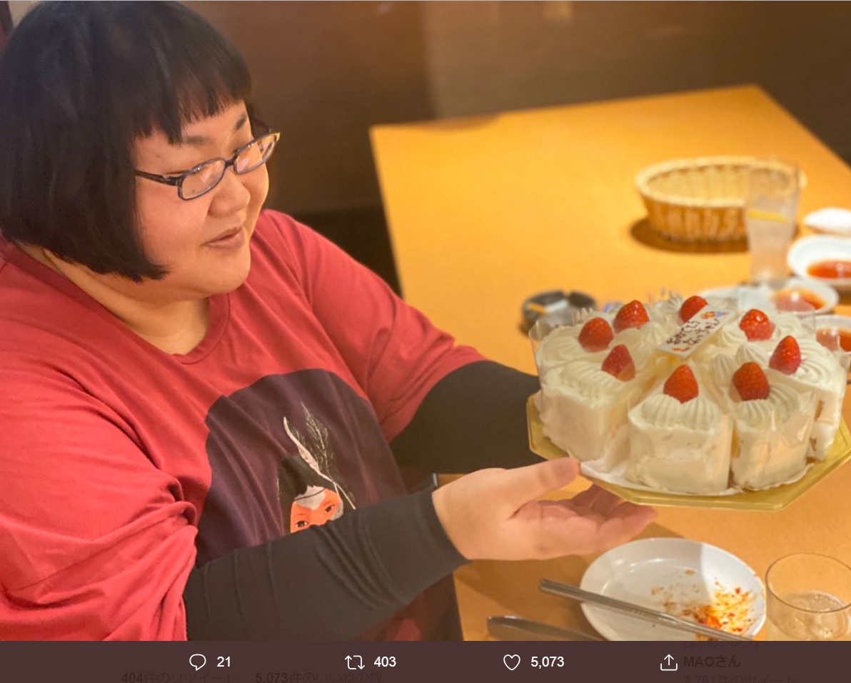 「ケーキを見つめるなっちゃんの表情は菩薩の如し」と川島明（画像は『川島明　2019年12月15日付Twitter「昨夜はなっちゃんの結婚祝いで焼肉会。」』のスクリーンショット）
